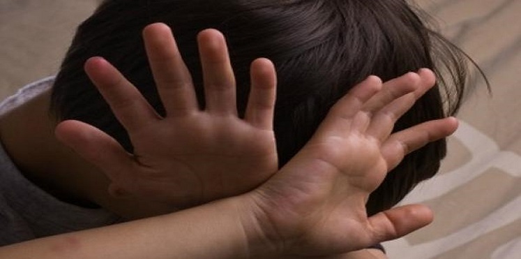 بطريقة غريبة.. مغاربة يعاقبون مغتصب أطفال تم ضبطه عاريًا 