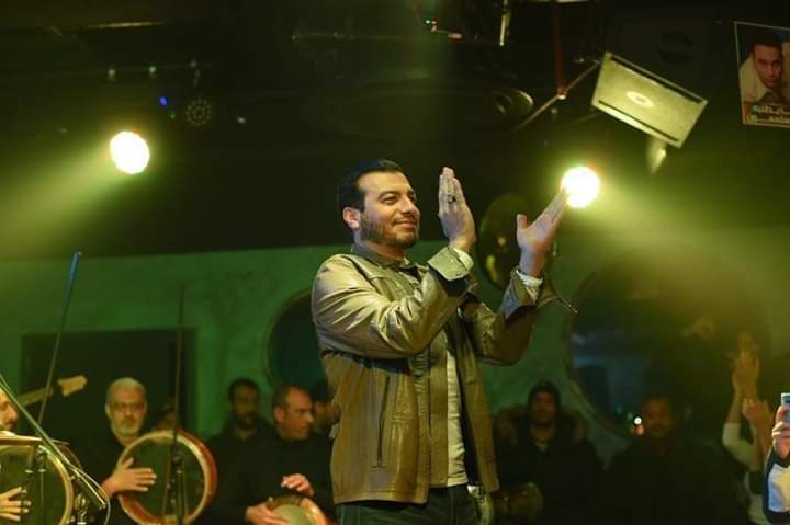 بعد أسبوعين من وفاة والده.. إيهاب توفيق يحيي حفلا غنائيا ويتعرض لانتقادات واسعة