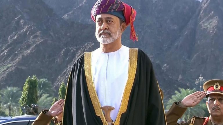 حقيقة تجريد سلطان عمان الجديد من جميع ألقابه