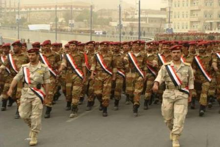 جنود من الفرقة أولى مدرع في عرض عسكري سابق بشاعر الستين بصنعاء