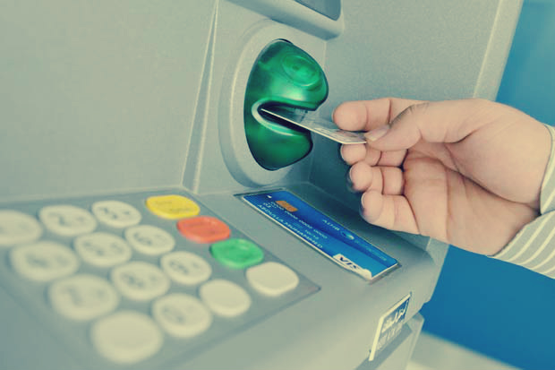 شاهد | خدعة لسرقة كارت الـ ATM: احترس قد تقع في الفخ (فيديو)