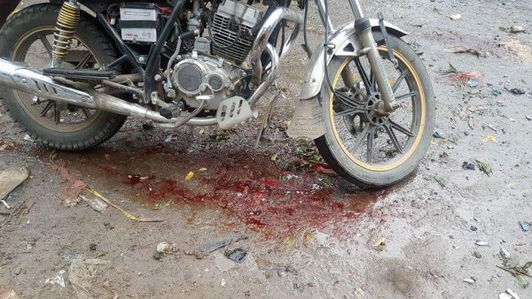 آثار دماء جراء إصابة أحد المواطنين بقصف الحوثيين بتعز