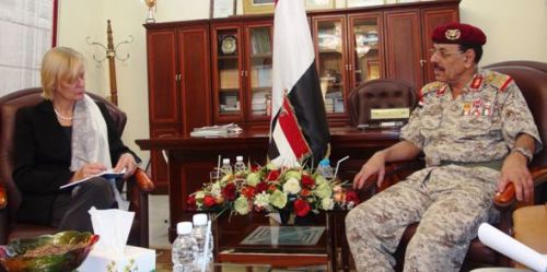 اللواء علي محسن أثناء لقاءه بسفيرة هولندا بصنعاء
