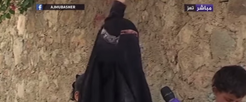 شاهد بالفيديو : امراة في تعز تبكي اليمنيين و تصرخ وامعتصماه