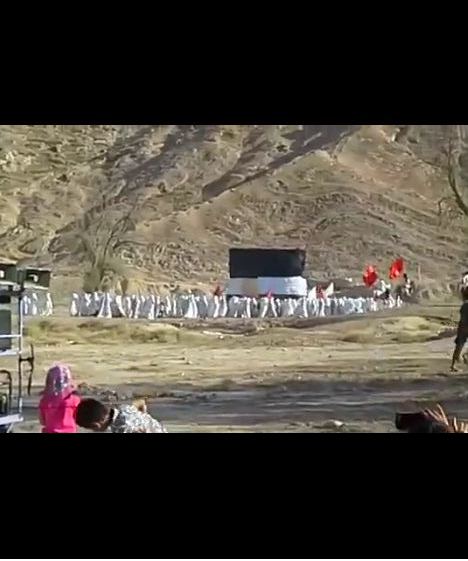 إيرانيون شيعة يطوفون حول كعبة صنعوها في جزيرة «قشم» ويرددون «لبيك اللهم لبيك» - فيديو