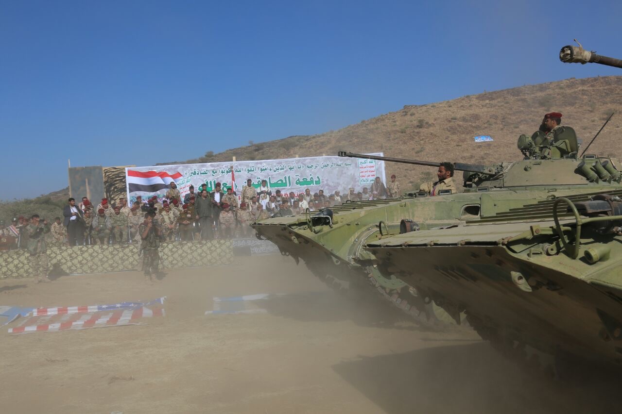 الحوثيون ينظّمون عرضاً عسكرياً كبيراً في البيضاء احتفالاً بتخرج دفعة عسكرية جديدة (صور)