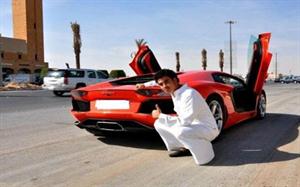 طالِب سعودي يدفع 267 ألف ريال لوضع اسمه بصدارة قائمة طالبي سيارة فاخرة