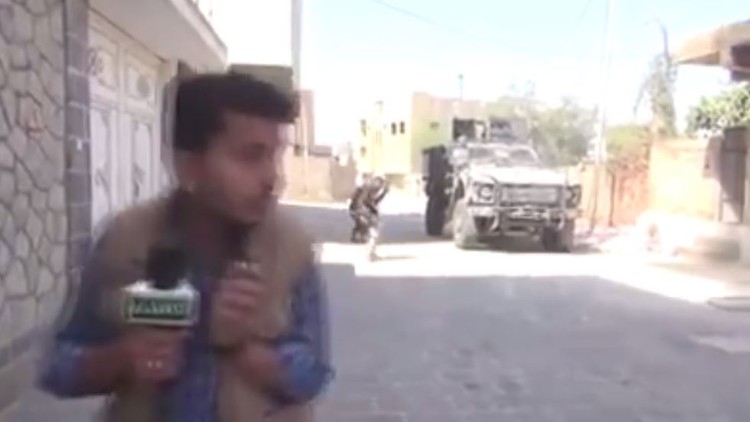 بالفيديو .. مراسل التلفزيون السعودي ينجو من الموت بقذيفة حوثية