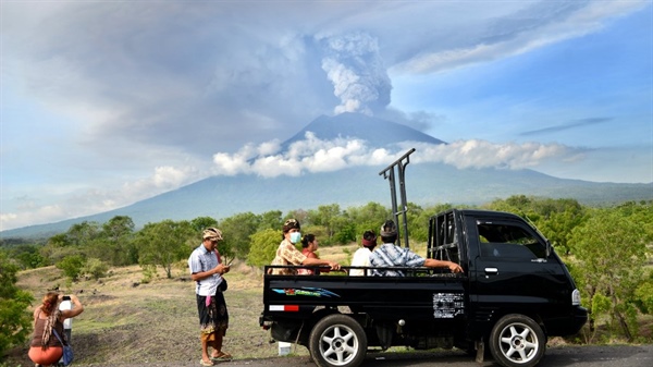 إعلان حالة الطوارئ في إندونيسيا.. إجلاء نحو 100 ألف شخص استعدادا لثورة بركان بالي