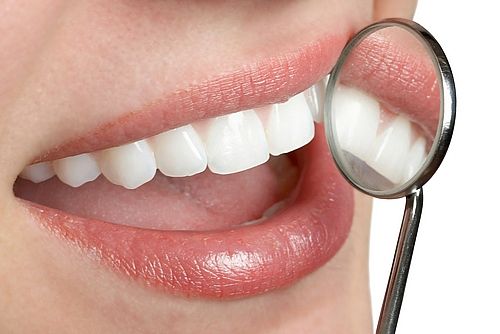 أسباب اصفرار الأسنان و طرق علاجها