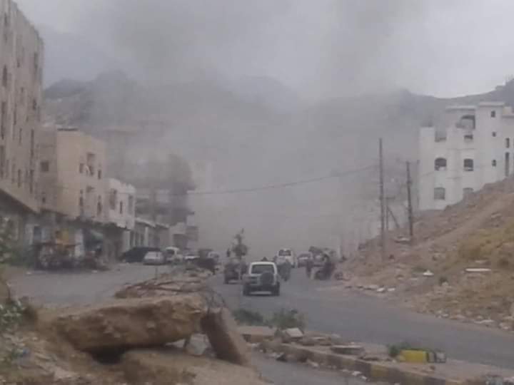 من قصف حوثي على أحياء سكنية في وادي القاضي