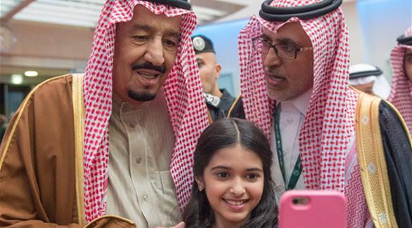 سيلفي الملك سلمان مع طفلة تشعل مواقع التواصل الاجتماعي (صور)
