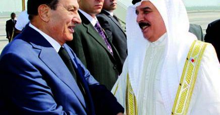 ملك هذه الدولة الخليجية أول زعيم عربي يزور «مبارك» في منزله عقب إطلاق سراحه