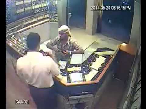فيديو: عصابة مسلحة في تعز تقتل صاحب محل ذهب وتسرقه