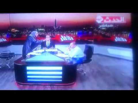فيديو: داعية مصري يعتدي على عالم فلك بالـ«جزمة» على الهواء مباشرة