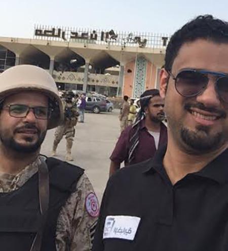 «معاذ» أول مراسل عربي يصل عدن.. يروي تفاصيل رحلته على متن طائرة عسكرية 