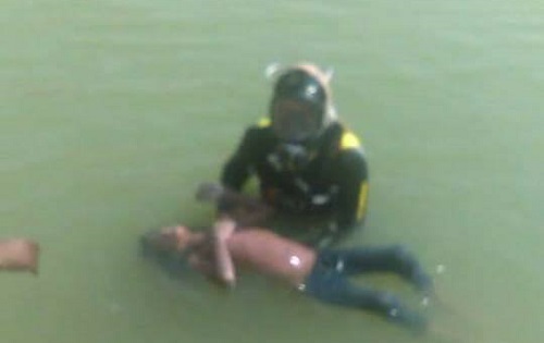 غواص متطوع ينقذ فتاتين من الغرق وينتشل جثة ثالثة في «سد مأرب»