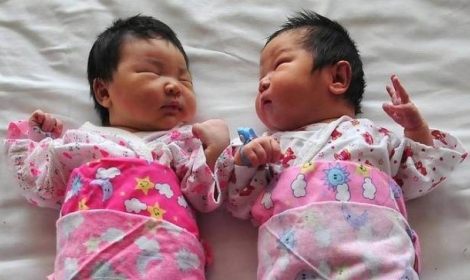 الصين تصادق رسمياً على قانون يسمح بإنجاب طفلٍ ثانٍ