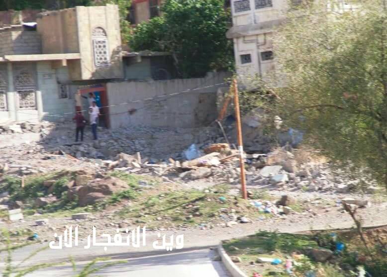 مليشيا الحوثي تواصل تفجير منازل المواطنين بتعز (صور)