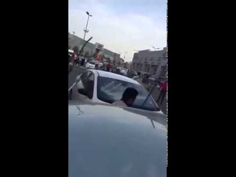 السعودية: عمال يمنيون يضربون ويهشمون سيارة مواطن وولي العهد السعودي يتوعدهم (فيديو)