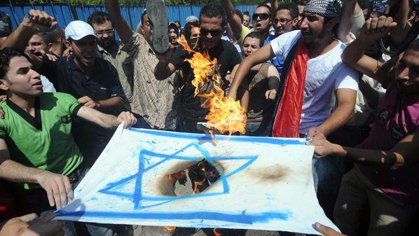 مصريون يحرقون علم إسرائيل قرب السفارة الإسرائيلية في القاهرة