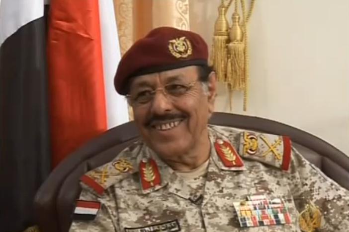 اللواء علي محسن اتهم المخلوع بالتعاون مع الحوثيين لإقتحام السفار