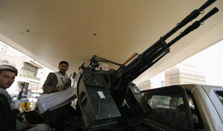 استعداداً لمواجهة الحوثيين.. تحركات سرية وتخزين أسلحة ثقيلة في مناطق نفوذ الرئيس المخلوع