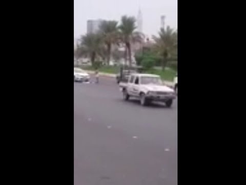 فيديو.. سعودي يخلع ملابسه بالشارع اعتراضا على مخالفة مرورية