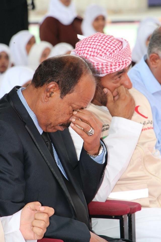 بالصور: طالبات عدن يدخلن المحافظ جعفر ووفد الهلال الإماراتي في نوبة من البكاء