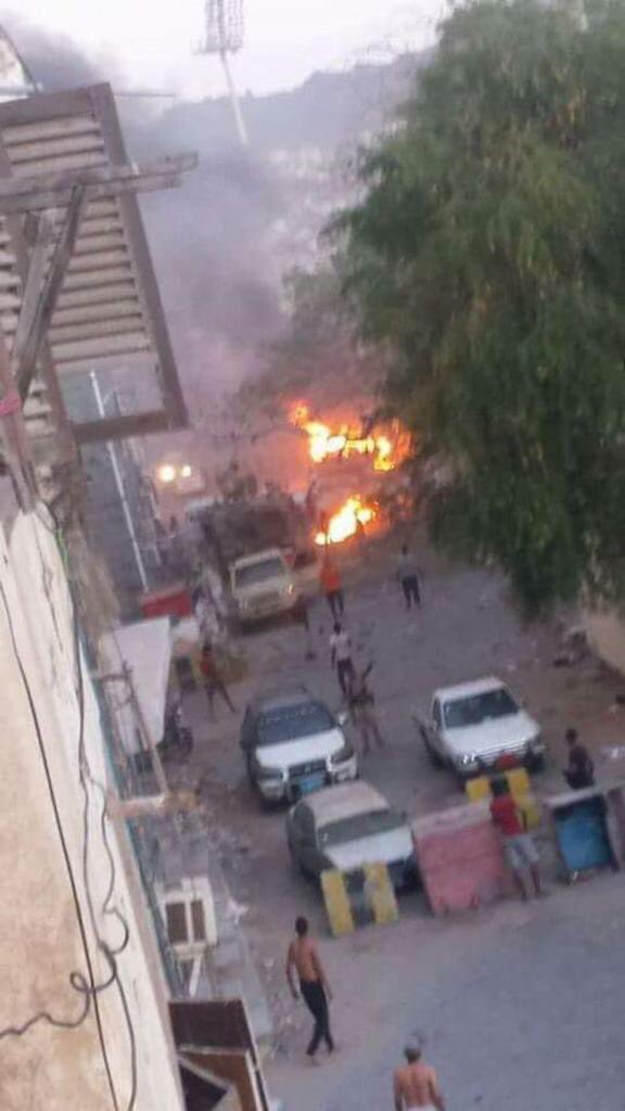 جرحى بانفجار سيارة مفخخة كانت تستهدف البنك المركزي في عدن جنوب اليمن (صور)
