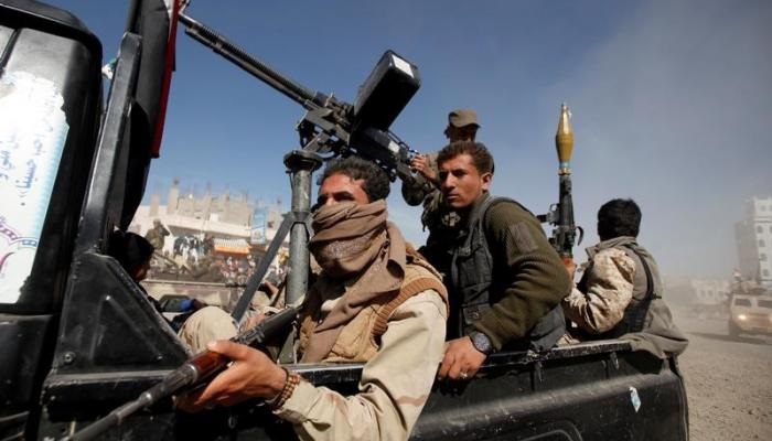 ميليشيا الحوثي تحتجز مئات الجنود والضباط بمعسكر في البيضاء خوفاً من تحرك عسكري في صنعاء