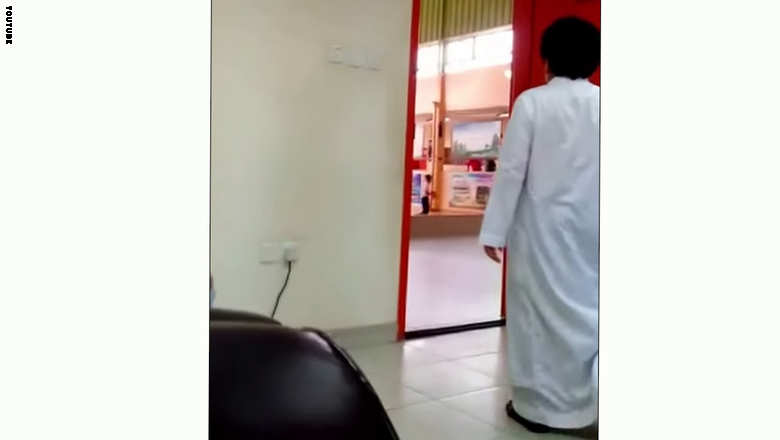 فيديو لـ«معلم يسخر من طالب بطريقة مهينة» يحدث جدلاً بالسعودية