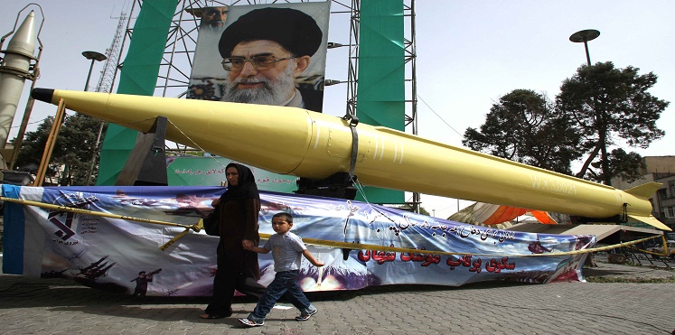 بالصور.. إيران تستعرض قوتها العسكرية باختبار صاروخ S200 بالقرب من الخليج