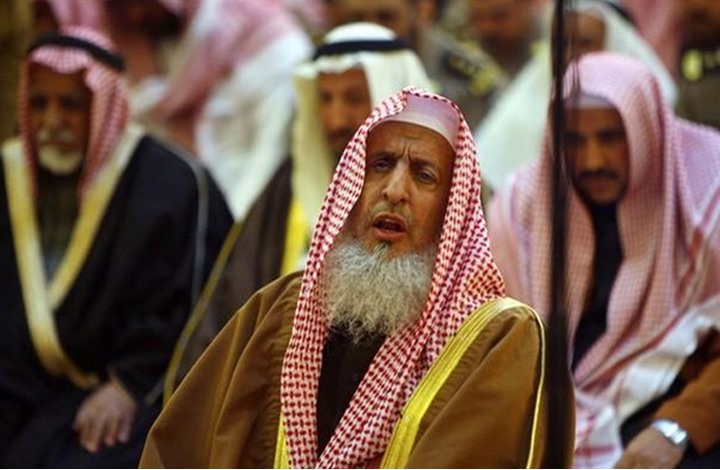 مفتي السعودية يحذر خطباء الجمعة من الحديث بالسياسة