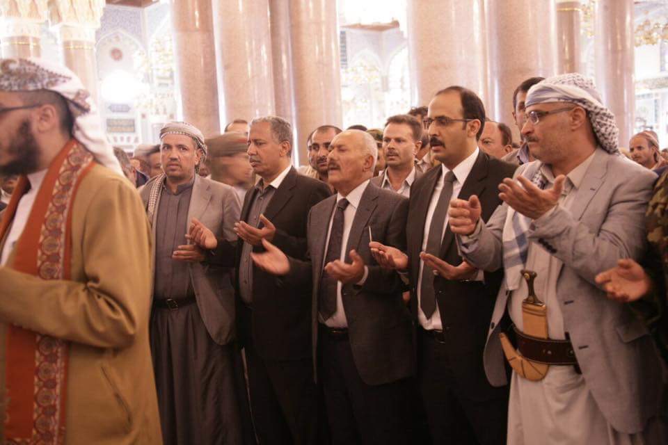 صالح اثناء الصلاة على جثمان (خالد الرضي) في جامع الصالح بصنعاء