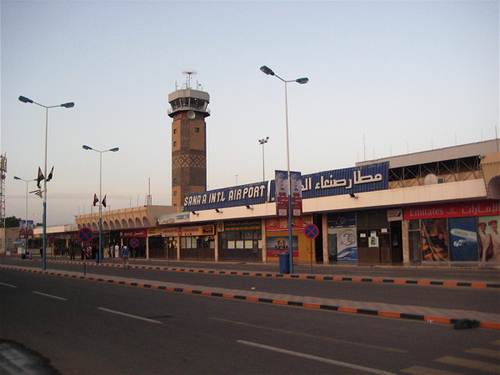 عاجل: إندلاع حريق في مطار صنعاء الدولي بعد سقوط قذيفة، وتحويل ال