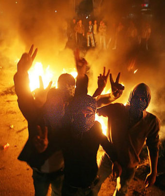 محتجون ضد الإنقطاعات الكهربائية يحرقون الإطارات ويقطعون الشوارع 