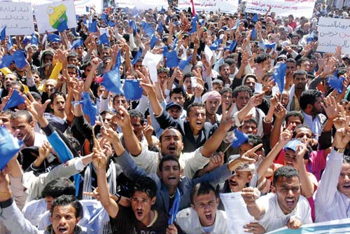 المعارضة اليمنية تهدد باعتقال صالح وأتباع الأحمر يسيطرون على الم