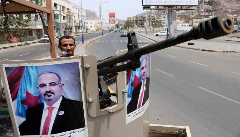 إزالة أعلام الانفصال وصور الزبيدي من شوارع عدن