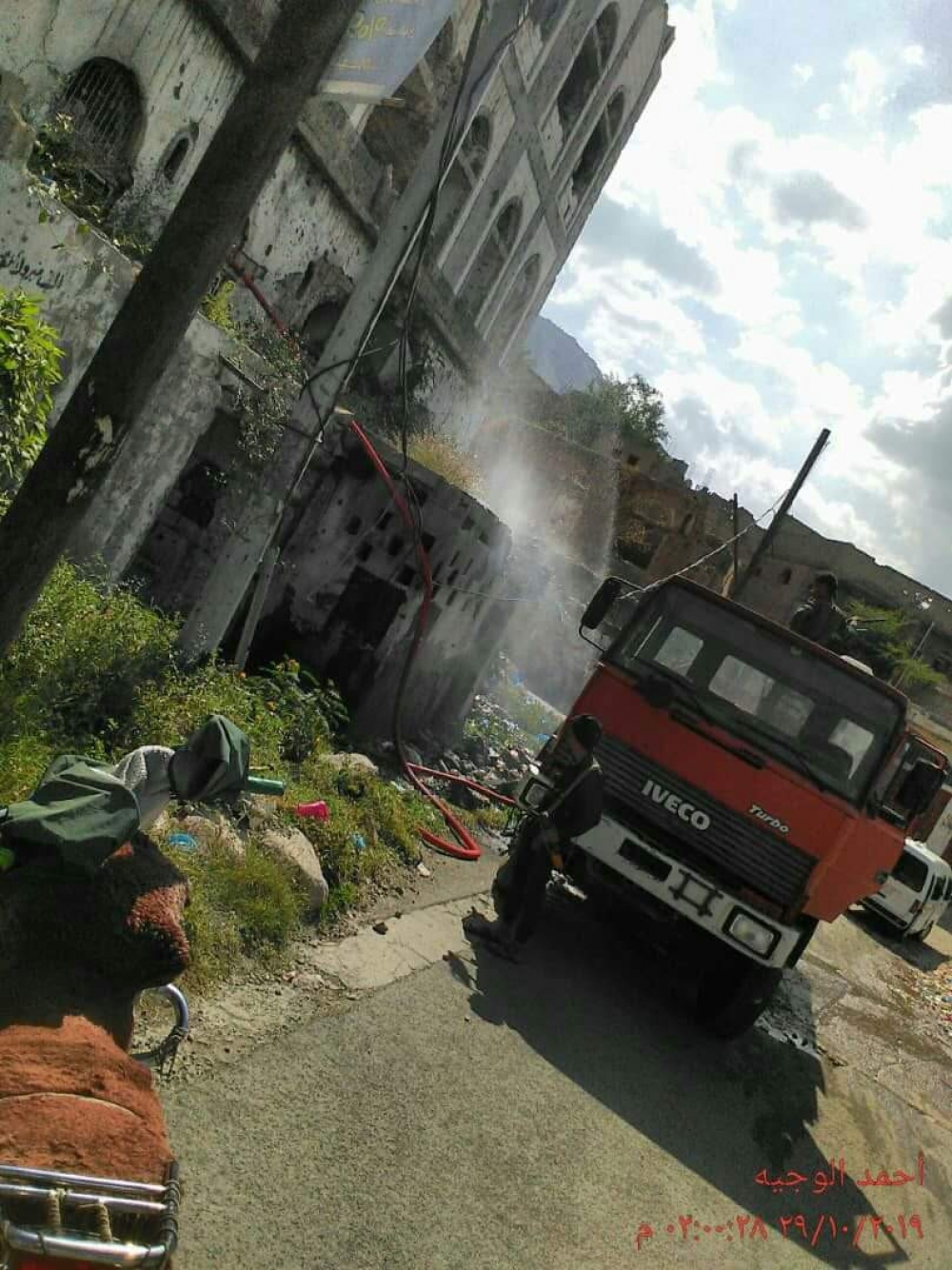 الدفاع المدني ينقذ منزلاً لأحد المواطنين  في منطقة الجحملية بتعز 