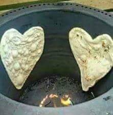 زوجة مغترب يمني أرسلت لزوجها صورة خبز بشكل قلب بالتنور.. شاهد بماذا رد عليها