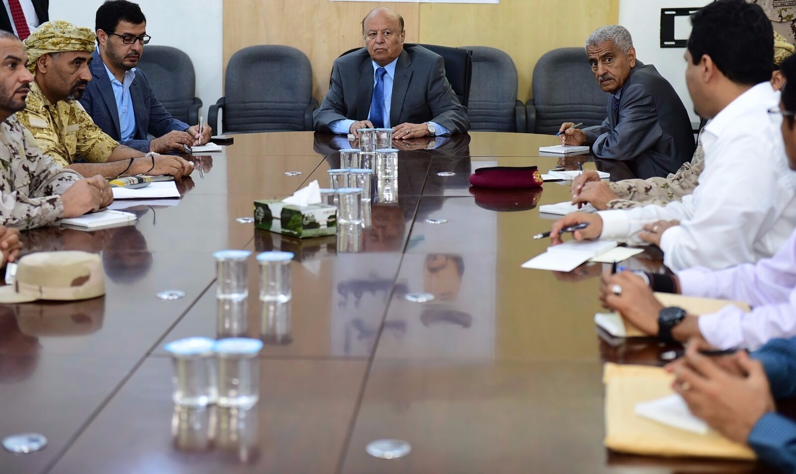 الرئيس هادي يعقد اجتماعا لقيادات عسكرية ومسؤولين بمقر قيادة التحالف بعدن (صورة)
