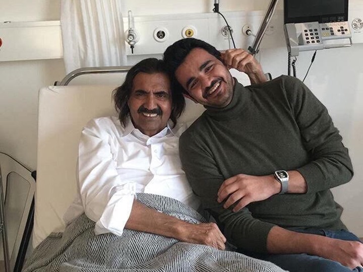 أول صورة للشيخ حمد بن خليفة أمير قطر السابق بعد العملية الجراحية