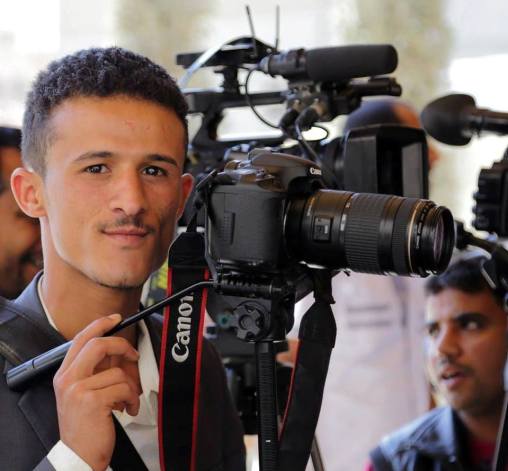 إصابة مصور صحفي في إحدى جبهات القتال بتعز