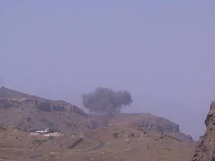 طيران التحالف يقطع طريق صنعاء الحديدة في نقيل الحيمة ويعيد قصف معسكر المنار