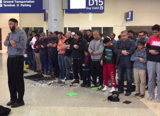 ردا على قرارات ترامب العنصرية.. الأذان يزلزل مطارات أمريكا والصلاة تقام بوسط صالات الركاب