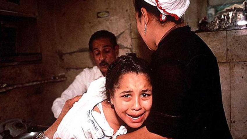 وفاة فتاة مصرية بسبب الختان وحبس والديها والطبيب