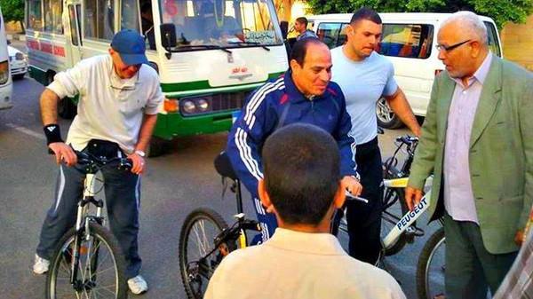 السيسي يستبق الحملات الانتخابية بظهور رياضي في أحد شوارع القاهرة