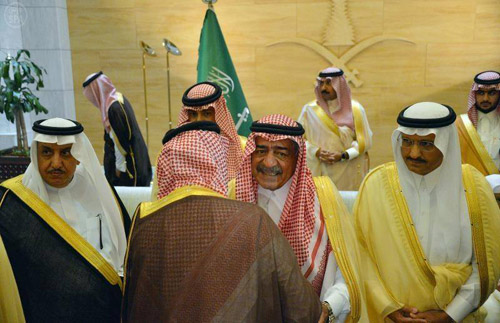 بالصور .. الأمير مقرن يتلقى المبايعة ولياً لولي العهد السعودي من الأمراء والعلماء وكبار المسؤولين وجموع المواطنين