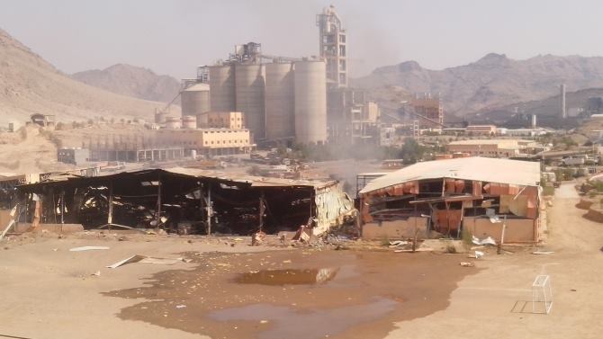 بالصور.. آثار الدمار الذي خلفته غارة جوية واستهدفت مصنع أسمنت «الوطنية» بلحج